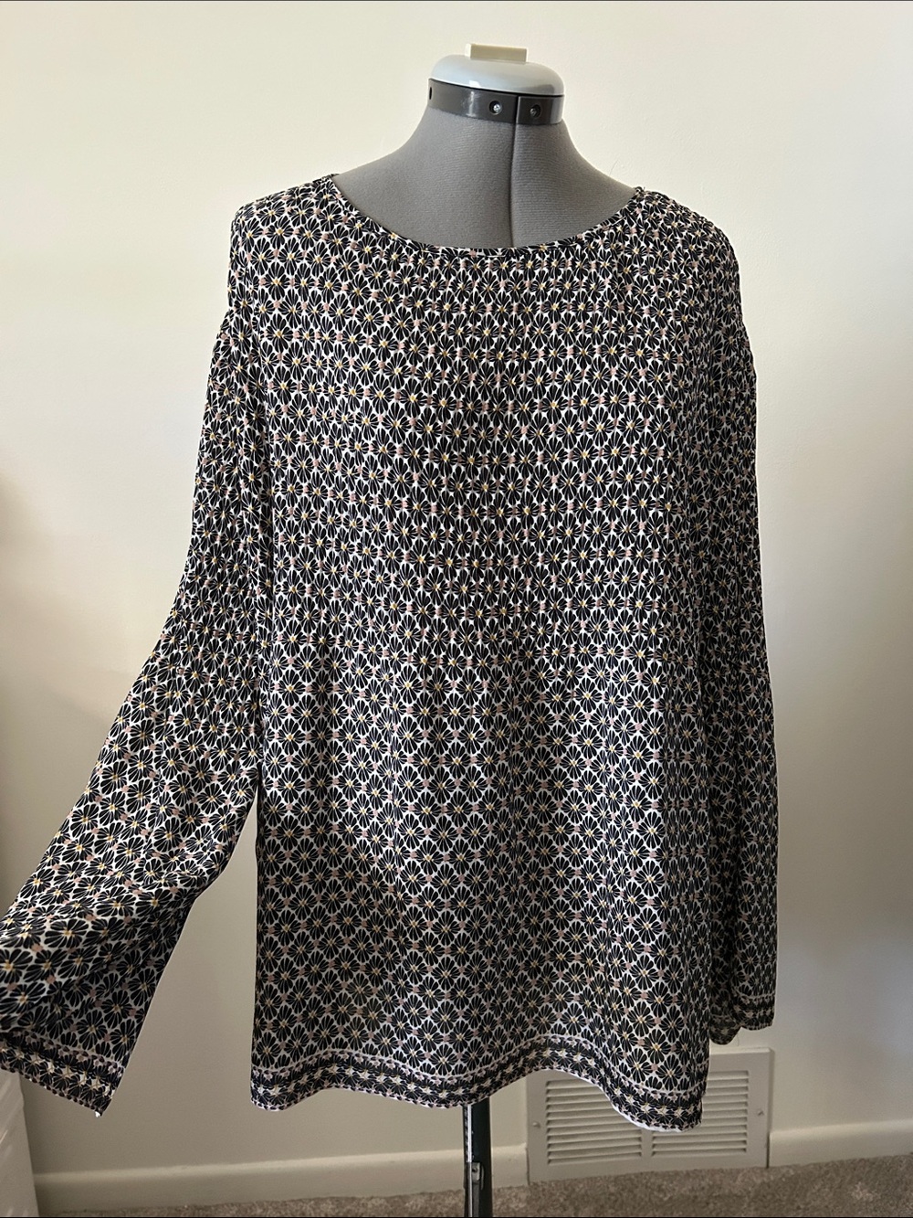 Max Studio Black and White Floral Printed Peasant Blouse 1X